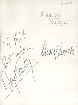 Exemplar da obra «Fonteyn and Nureyev: the story of a partnership» (BNP B.A. 40554 V.), da autoria de Alexander Bland, com dedicatória autógrafa de Rudolph Nureyev e Margot Fonteyn.