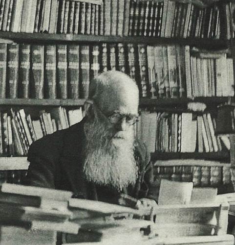 Tomás da Fonseca na biblioteca da sua casa de Mortágua, década de 50. In «Tomás da Fonseca, Missionário do Povo», Luís Filipe Torgal. Lisboa. 2016 [BNP H.G. 73342 V.]